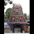 Man beachte den Mann, der die Lichterketten anbringt – natürlich ohne Hubsteiger oder Gerüst